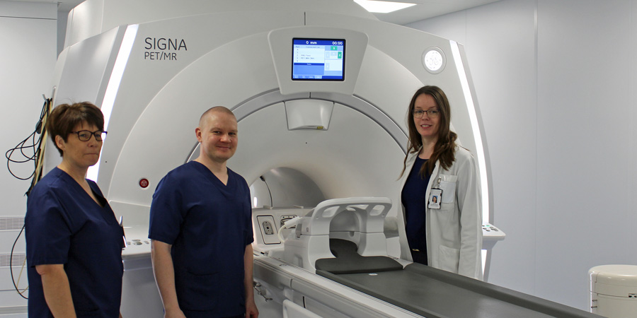 PET-MRI-laitteen äärellä Anne-Mari Jokinen, Karri Kivilä ja Virva Saunavaara