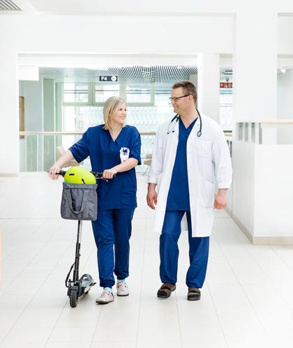 En läkare och en sjuksköterska i en sjukhuskorridor.